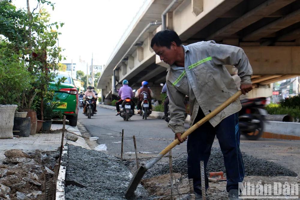 Ngày 24/8, có mặt tại công trường cầu Long Kiểng, phóng viên Báo Nhân Dân ghi nhận các nhà thầu đang đẩy nhanh thi công một số hạng mục phụ còn lại như: cây xanh, sơn kẻ vạch đường, lắp dải phân cách, hệ thống an toàn giao thông và đường dân sinh... với mục tiêu hoàn thành toàn bộ dự án để bàn giao cho chủ đầu tư vào ngày 31/8.