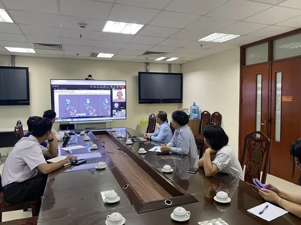 Các chuyên gia của Trung tâm Dự báo Khí tượng Thủy văn Quốc gia họp dự báo bão với các cơ quan dự báo quốc tế. (Ảnh: Vietnam+ phát)