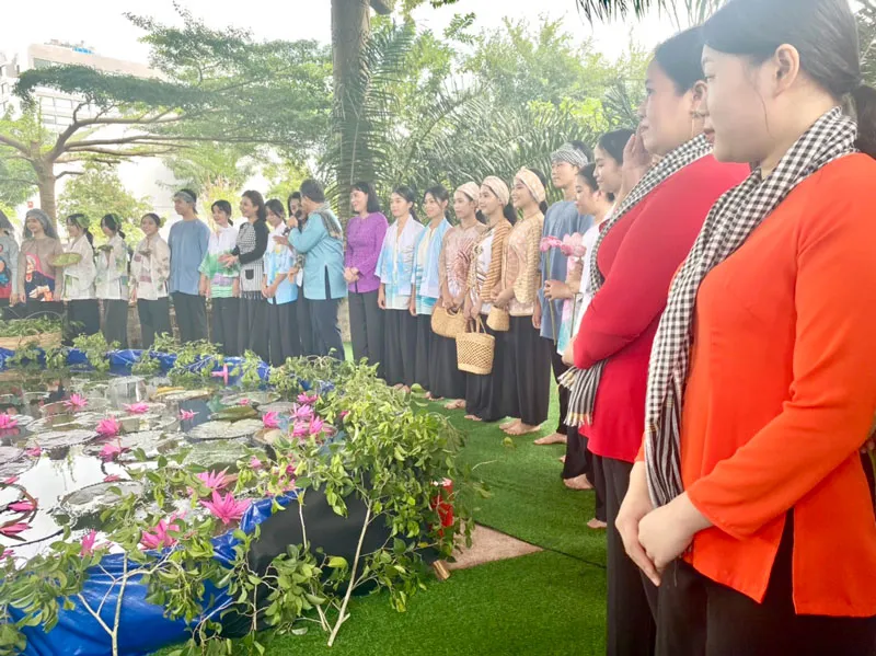 Giới thiệu áo bà ba tại buổi họp báo