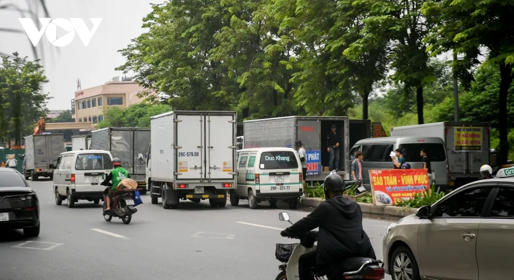 Hàng trăm xe tải chiếm dụng hết lòng đường, vỉa hè để làm nơi trung chuyển hàng hóa