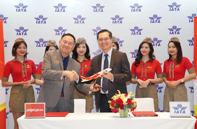 Ông Lương Thế Phúc - Phó Tổng giám đốc Vietjet (bên trái) cho biết, Học viện Hàng không Vietjet là môi trường học tập lý tưởng, đa văn hóa, đa ngôn ngữ. Nơi mà các học viên nói chung và học viên phi công nói riêng được sớm tiếp xúc với các trang thiết bị hiện đại bậc nhất trong lĩnh vực hàng không. Ông Lương Thế Phúc - Phó Tổng giám đốc Vietjet (bên trái) cho biết, Học viện Hàng không Vietjet là môi trường học tập lý tưởng, đa văn hóa, đa ngôn ngữ. Nơi mà các học viên nói chung và học viên phi công nói riêng được sớm tiếp xúc với các trang thiết bị hiện đại bậc nhất trong lĩnh vực hàng không.