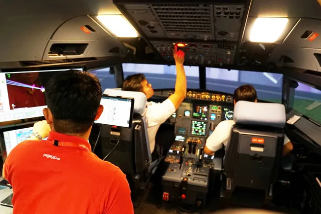 Đào tạo phi công trong buồng lái mô phỏng (SIM) Đào tạo phi công trong buồng lái mô phỏng (SIM)