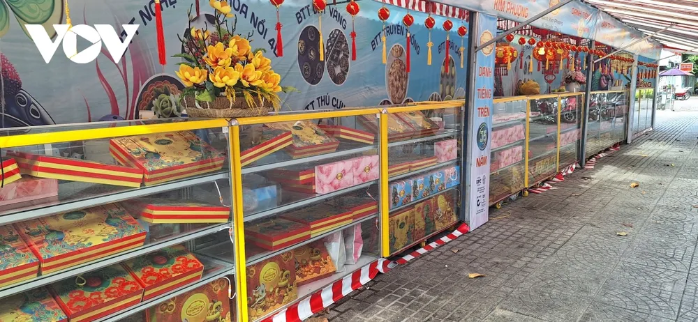 Các gian hàng bánh trung thu ở đường Cách mạng Tháng 8, quận 3 rất vắng khách 