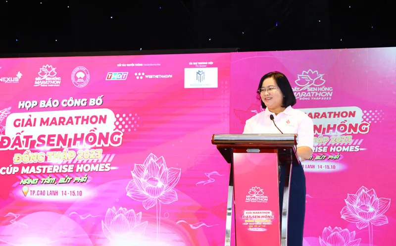 Bà Huỳnh Thị Hoài Thu, Giám đốc Sở Văn hóa Thể thao và Du lịch tỉnh Đồng Tháp, tại buổi họp báo.