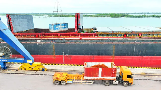 Phương án làm hàng tối ưu, rút ngắn thời gian giải phóng tàu và đảm bảo vệ sinh môi trường Phương án làm hàng tối ưu, rút ngắn thời gian giải phóng tàu và đảm bảo vệ sinh môi trường