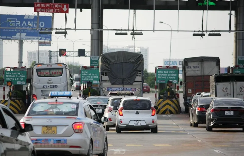 Phương tiện lưu thông qua một trạm thu phí tự động không dừng. (Ảnh: Việt Hùng/Vietnam+)