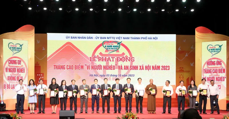 Thành phố Hà Nội đã tuyên dương, vinh danh 33 tập thể, đơn vị tiêu biểu, có đóng góp tích cực cho công tác giảm nghèo và an sinh xã hội của thành phố.
