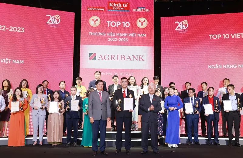 Đại diện Agribank nhận danh hiệu “Top 10 Thương hiệu mạnh Việt Nam 2023”.