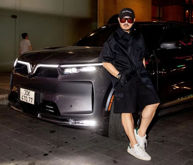 Moo Asava - Giám khảo quốc tế đêm Chung kết The New Mentor 2023 tạo dáng ấn tượng bên mẫu ô tô điện đẳng cấp nhất của VinFast.