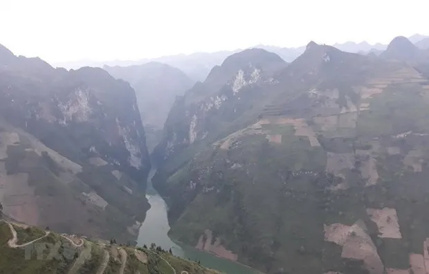 Đèo Mã Pí Lèng được du khách mệnh danh là một trong "tứ đại đỉnh đèo" thuộc vùng núi phía Bắc của Việt Nam. (Ảnh: Nguyễn Chiến/TTXVN)