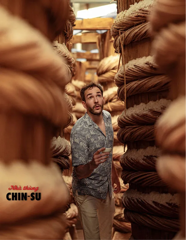 Will in Vietnam - chàng trai cao 1.9m bỗng nhiên “lọt thỏm” trong khung cảnh nhà thùng nước mắm Chin-su Phú Quốc. Mỗi thùng ủ chượp chứa 13-15 tấn cá Will in Vietnam - chàng trai cao 1.9m bỗng nhiên “lọt thỏm” trong khung cảnh nhà thùng nước mắm Chin-su Phú Quốc. Mỗi thùng ủ chượp chứa 13-15 tấn cá