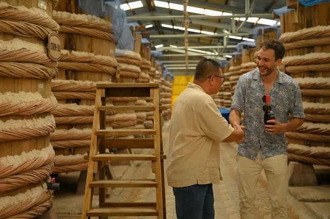 Vừa được thăm nhà thùng, vừa được nhận món quà ý nghĩa từ chính nước mắm Chin-su Phú Quốc, đây chắc hẳn là trải nghiệm khó quên của Will trong chuyến thăm đặc biệt này. Vừa được thăm nhà thùng, vừa được nhận món quà ý nghĩa từ chính nước mắm Chin-su Phú Quốc, đây chắc hẳn là trải nghiệm khó quên của Will trong chuyến thăm đặc biệt này.