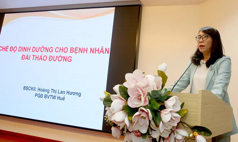 BSCK II Hoàng Thị Lan Hương, Phó Giám đốc Bệnh viện Trung ương Huế phổ biến kiến thức về chế độ dinh dưỡng cho bệnh nhân đái tháo đường tại buổi sinh hoạt Câu lạc bộ bệnh nhân đái tháo đường.