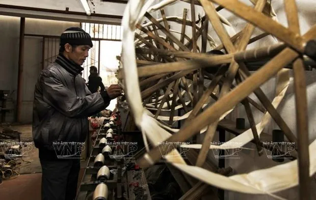 Một hộ gia đình dệt lụa ở Nha Xá. (Nguồn: Báo Ảnh Việt Nam)