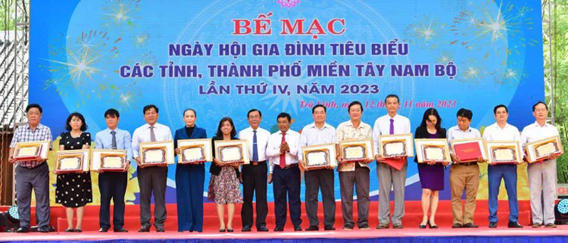 Lãnh đạo tỉnh Trà Vinh tặng bằng khen cho các đơn vị tham gia ngày hội.