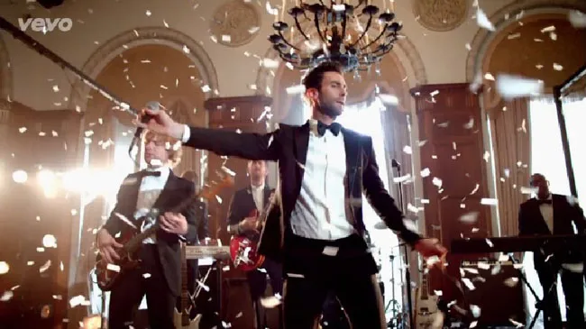 Maroon 5 “đột kích” đám cưới trong MV “Sugar”. Ảnh: Cắt từ video.