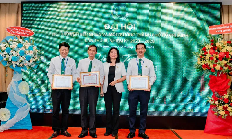 Bà Nguyễn Thị Thanh Mỹ - Phó giám đốc Sở Tài Nguyên và Môi Trường Thành phố trao giấy khen cho tập thể Hội và các cá nhân. Bà Nguyễn Thị Thanh Mỹ - Phó giám đốc Sở Tài Nguyên và Môi Trường Thành phố trao giấy khen cho tập thể Hội và các cá nhân.