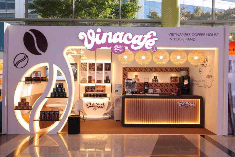 Gian hàng Vinacafe nổi bật trong sự kiện nhờ cách bài trí, trưng bày sản phẩm đã gây ấn tượng với đông đảo khách tham quan