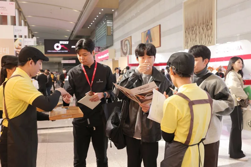 Vinacafé mang đến các dòng sản phẩm đậm nét văn hóa Việt, chứa hương vị cà phê thơm ngon nguyên bản, phù hợp với khẩu vị người Hàn.