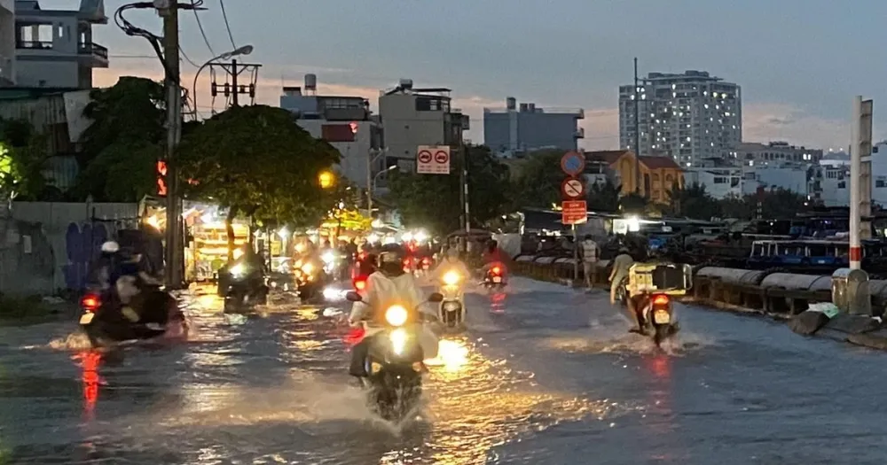 Nước ngập trên đường Trần Xuân Soạn, Quận 7, Thành phố Hồ Chí Minh. (Ảnh: Hồng Giang/TTXVN)