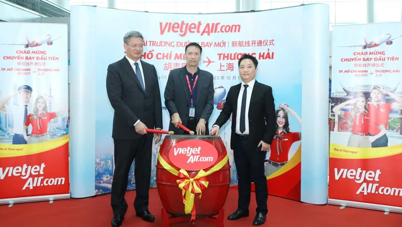 Tổng Lãnh sự CHND Trung Hoa tại TPHCM Ngụy Hoa Tường (Wei Huaxiang) - Phó Tổng giám đốc Vietjet Nguyễn Thanh Sơn - Phó Giám đốc Sở Du lịch TPHCM Lê Trương Hiền Hoà (từ trái qua phải) thực hiện nghi thức khai trương đường bay TPHCM - Thượng Hải.