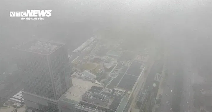 Lúc 7h ngày 3/12, khu vực quận Tây Hồ (Hà Nội) chìm trong lớp sương mù dày, không khí đặc quánh. (Ảnh: Ngô Nhung)