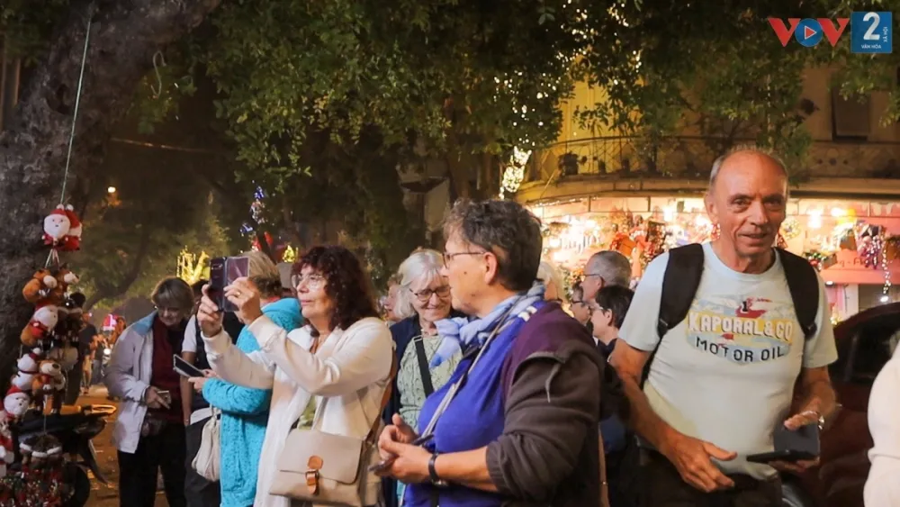 Càng về tối, lượng khách đổ về càng đông vui, nhộn nhịp.