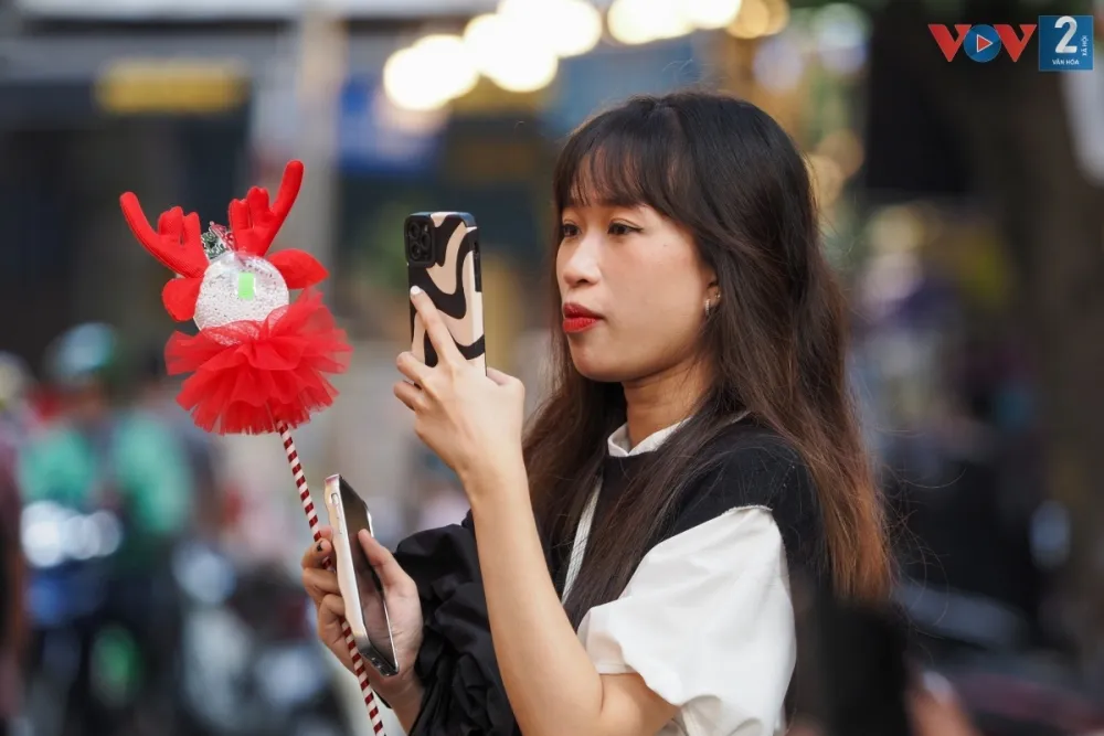 Các bạn trẻ rủ nhau đến phố Hàng Mã để chụp những bộ ảnh lung linh, tận hưởng không khí giáng sinh sớm.