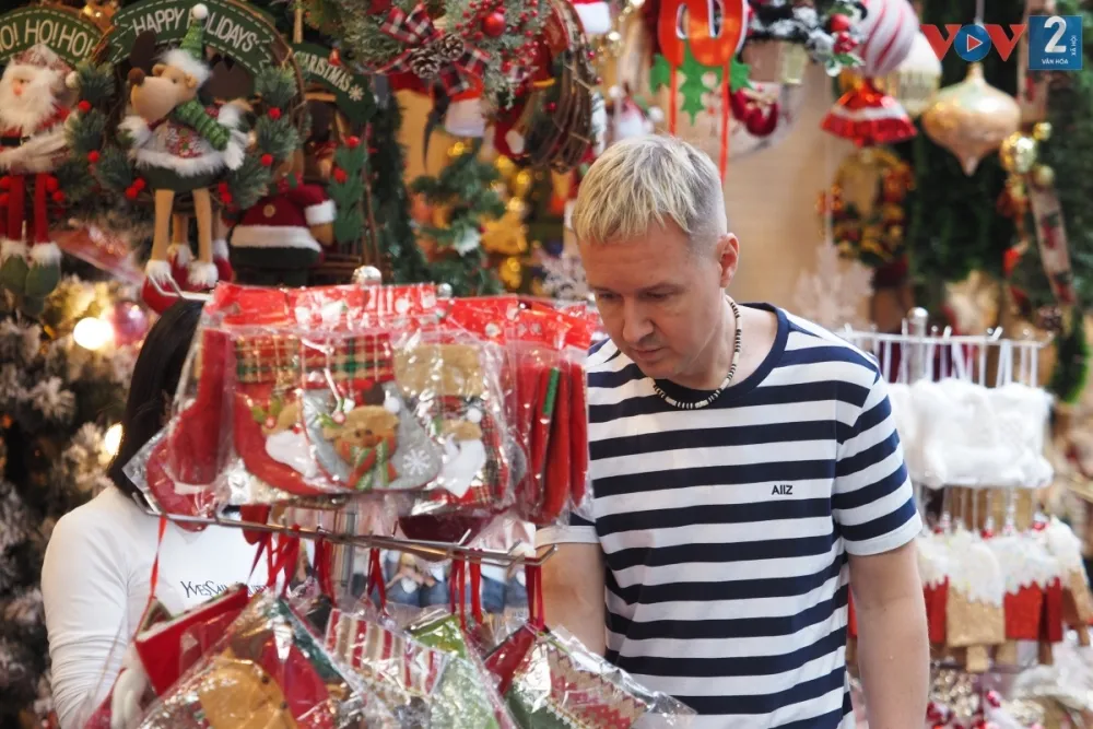 Không chỉ thu hút giới trẻ Việt, con phố Hàng Mã cũng là địa điểm khách nước ngoài thường đến tham quan, mua sắm.