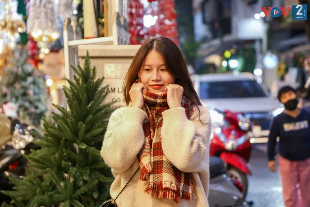 Nếu có dịp ghé Hà Nội vào những ngày này, nhất định bạn nên dạo một vòng phố Hàng Mã để thưởng thức không khí Giáng sinh cận kề.