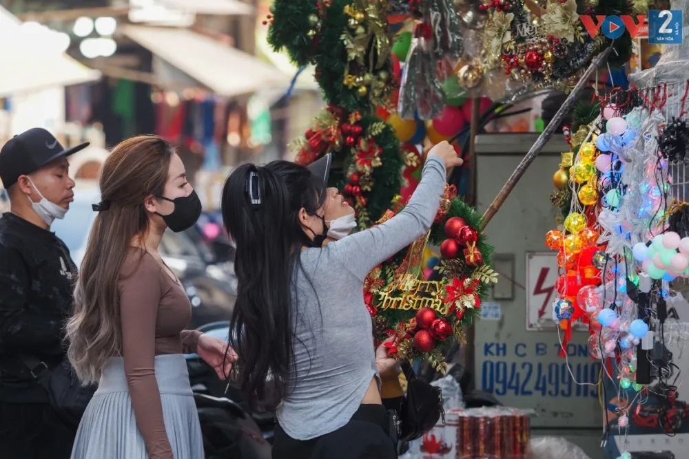 Không khí nhộn nhịp "người mua kẻ bán" trên phố Hàng Mã.