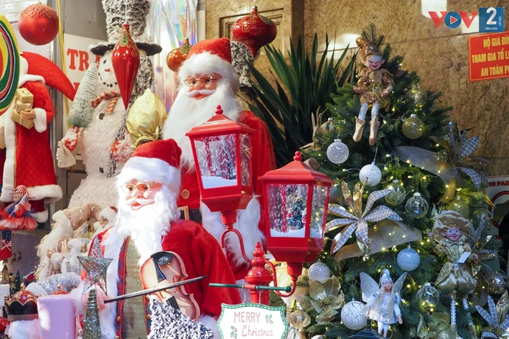 Những quả cầu tuyết với đủ mẫu mã, hình dạng bắt mắt như xe kéo, lò sưởi, tàu hỏa, ông già Noel...vô cùng tỉ mỉ và bắt mắt có giá 400.000 - 1.000.000 đồng/sản phẩm.