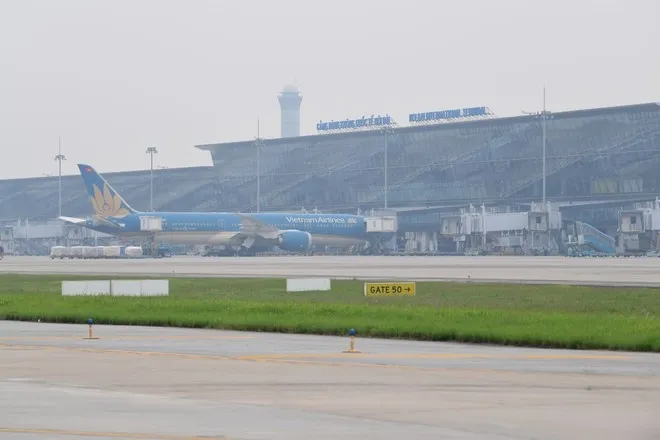 Sương mù dày đặc bao trùm sân bay quốc tế Nội Bài vào sáng sớm nay khiến nhiều chuyến bay không thể cất/hạ cánh
