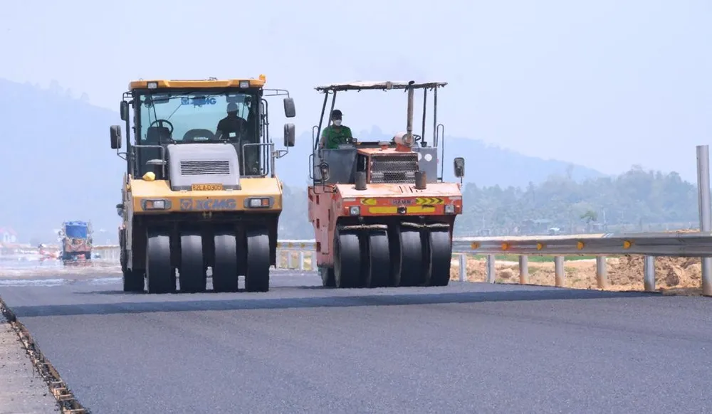 Nhà thầu thi công thảm nhựa mặt đường cao tốc. (Ảnh: Việt Hùng/Vietnam+)