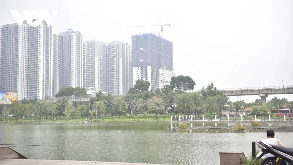 Công viên hồ điều hòa Mai Dịch rộng hơn 15ha thuộc dự án “Khu công viên hồ điều hòa phía Bắc và phần mở rộng phía Nam Mai Dịch” được khởi công xây dựng vào đầu năm 2016 và hoàn thành năm 2018. Công viên này được kỳ vọng sẽ là “lá phổi xanh” của người dân khu vực.