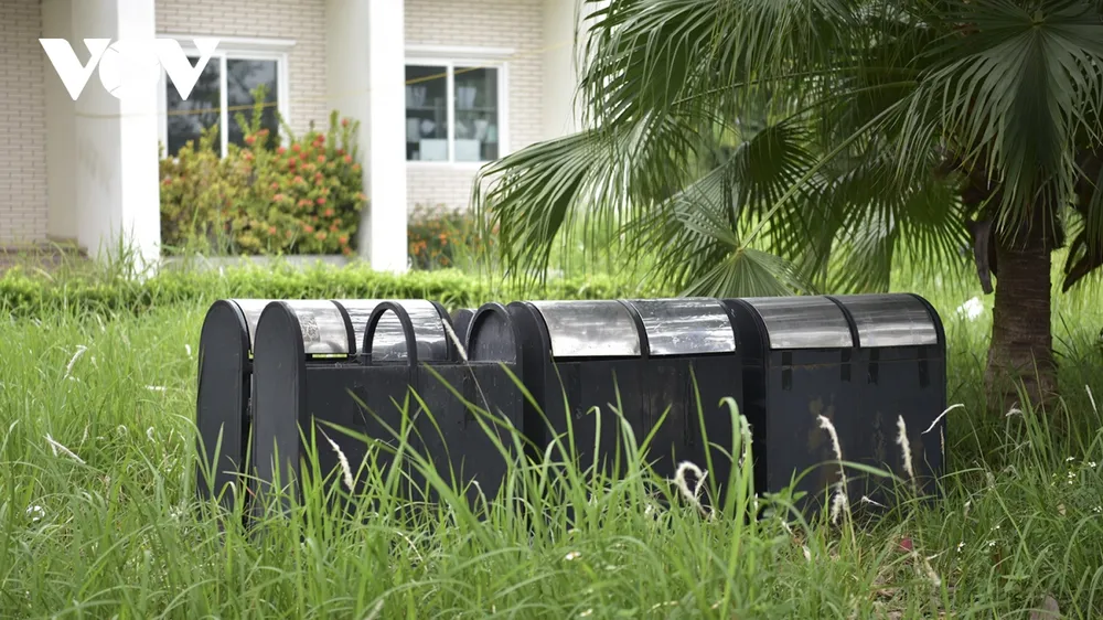 Nhiều thùng rác hư hỏng được xếp bỏ không trong khuôn viên của công viên.