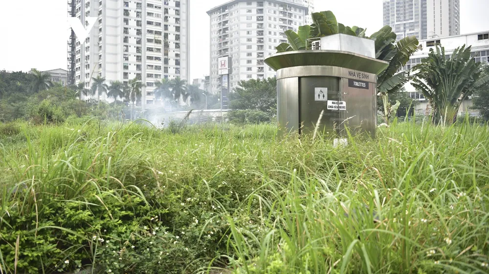 Nhà vệ sinh bỏ không và dán thông báo “chưa sử dụng được”.