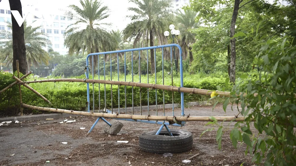 Lối vào công viên được che chắn tạm bợ lâu ngày không được quét dọn.