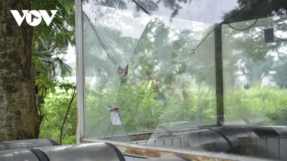 Sau nhiều năm không được duy tu, bảo dưỡng, các hạng mục trong công viên hồ điều hòa Mai Dịch đang xuống cấp trầm trọng.