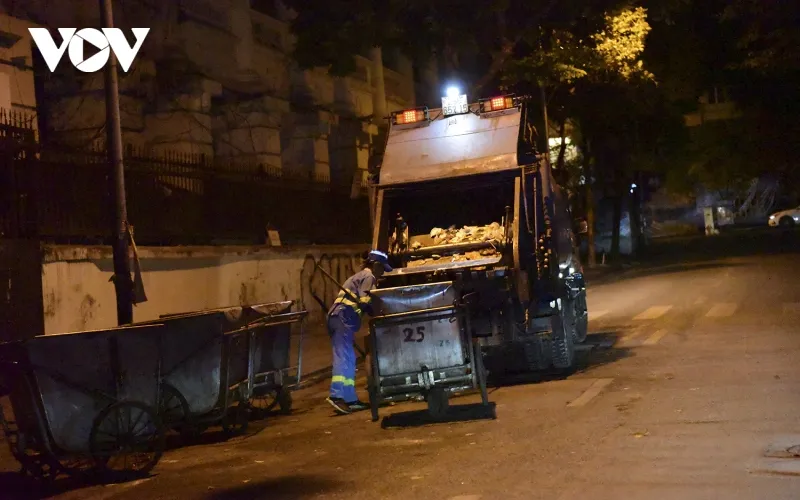 Công nhân vệ sinh môi trường âm thầm làm công việc thường ngày của mình trong mọi ngõ ngách của Hà Nội