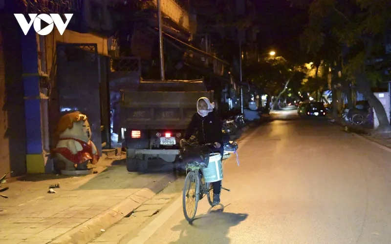 12h đêm khi thành phố đi ngủ cũng là lúc người lượm ve chai tất bật với công việc của mình.