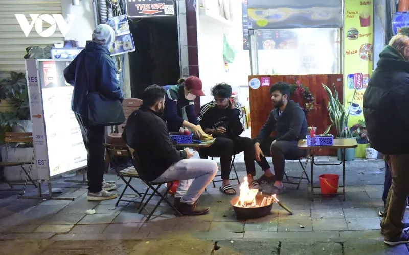 Không khó để bắt gặp hình ảnh người dân đốt lửa sưởi ấm.