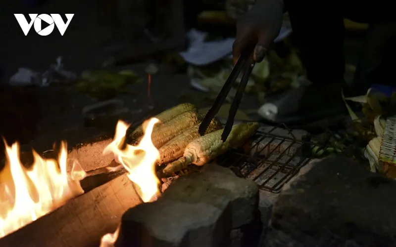 Đêm khuya, dường như Hà Nội thu nhỏ lại ở những quầy hàng ngô, khoai nướng vỉa hè. Bởi những quán ăn vặt đêm này thu hút rất đông thực khách.