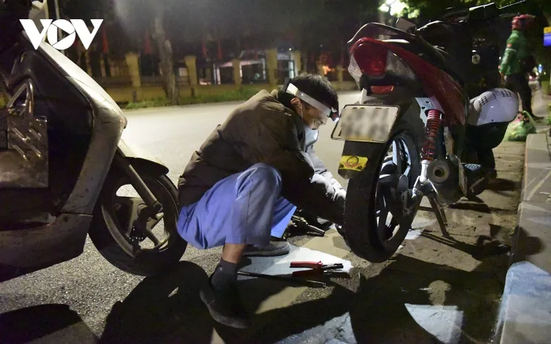 Trong đêm giá lạnh, nhiều người vẫn cần mẫn làm việc bất chấp thời tiết khắc nghiệt.