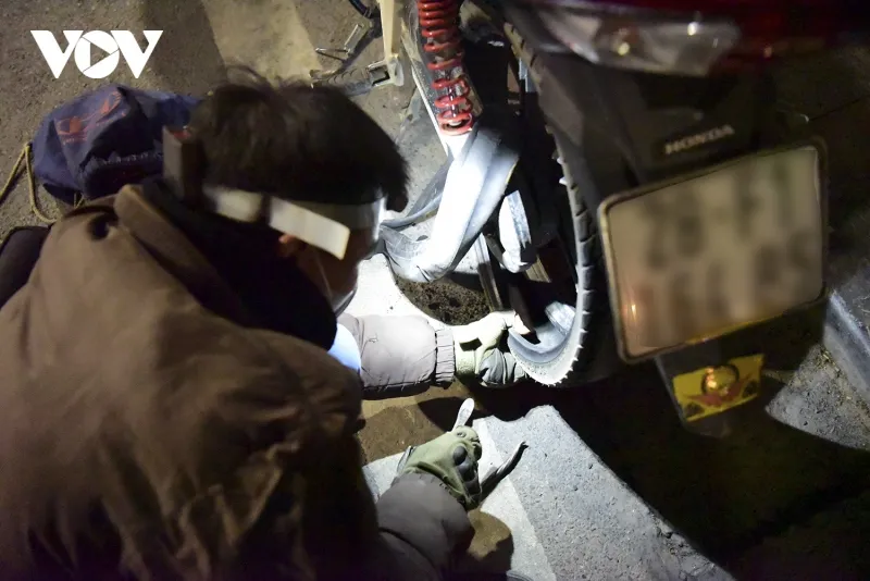 Anh Dương chia sẻ, ban ngày anh làm việc bán thời gian, ban đêm anh cố gắng đi sửa xe để có thêm thu nhập. "Trời lạnh như này chẳng sao cả, bởi có những hôm mưa gió bão bùng, nhận được cuộc gọi của người đi đường gặp vấn đề về xe cộ, đang nằm ngủ, tôi cũng vụt dậy ra khỏi nhà để hỗ trợ người ta. Đó là lúc họ cần mình nhất", anh Dương nói.