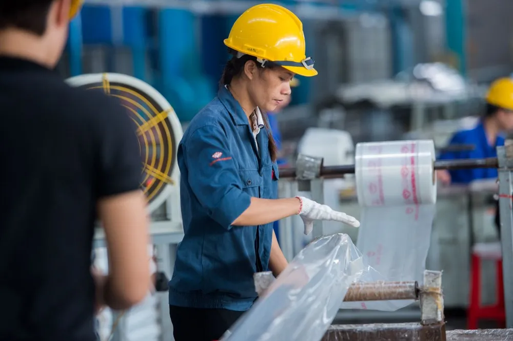 Nhiều giải pháp miễn, giảm, giãn các khoản thuế, phí, lệ phí và các khoản thu ngân sách Nhà nước khác đã kịp thời tháo gỡ khó khăn cho nền kinh tế, khơi thông dòng tiền cho doanh nghiệp. (Ảnh: Vietnam+)