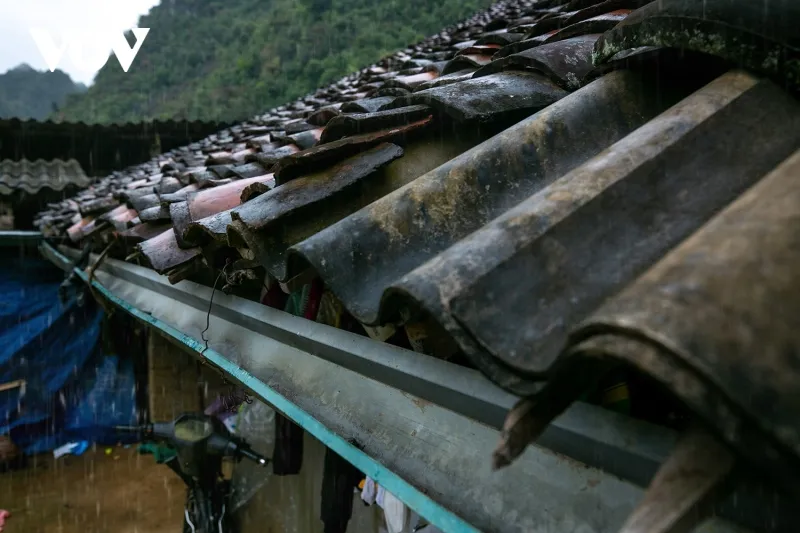 Theo kinh nghiệm của người dân ở Lục Khu, thời điểm thiếu nước nhất thường bắt đầu từ sau Tết Nguyên đán. Vì vậy, những cơn mưa dai dẳng ngày cuối năm chỉ mang thêm nỗi âu lo khi mưa chẳng đủ để có nước chảy vào bể chứa.