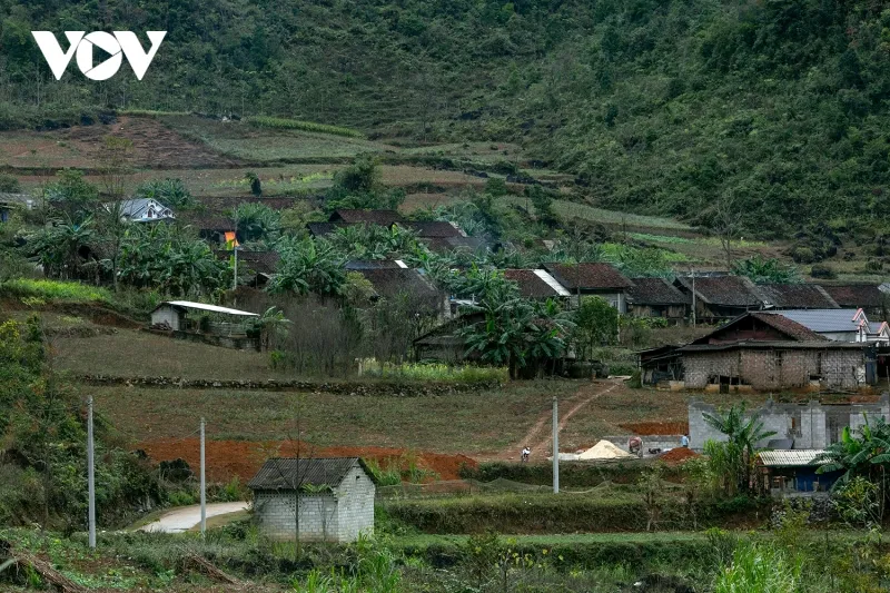 Lục Khu gây ấn tượng cho khách đến đây bằng những ngọn núi đá cao sừng sững, những con đường quanh co uốn lượn như dải lụa trắng vắt ngang qua các dãy núi cao trùng điệp, những bản làng của đồng bào Tày, Nùng… san sát, ẩn hiện