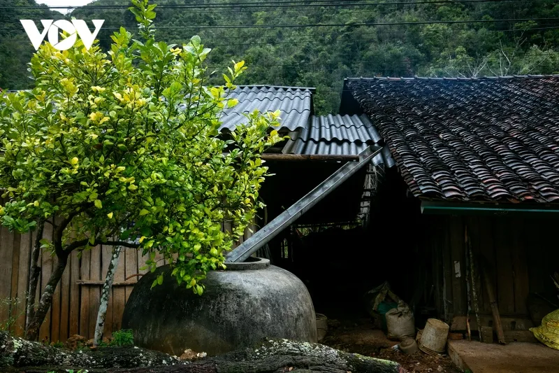 Nguồn nước duy nhất dùng cho sinh hoạt và sản xuất ở đây là nước mưa. Tuy chính quyền đã đầu tư hơn 10.000 bể lu chứa nước cho các hộ gia đình ở Lục Khu nhưng không phát huy nhiều hiệu quả.