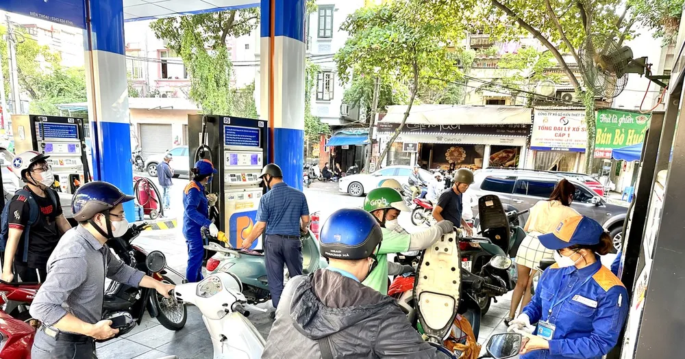Một điểm bán xăng của Petrolimex tại Hà Nội. (Ảnh: Xuân Quảng/Vietnam+)
